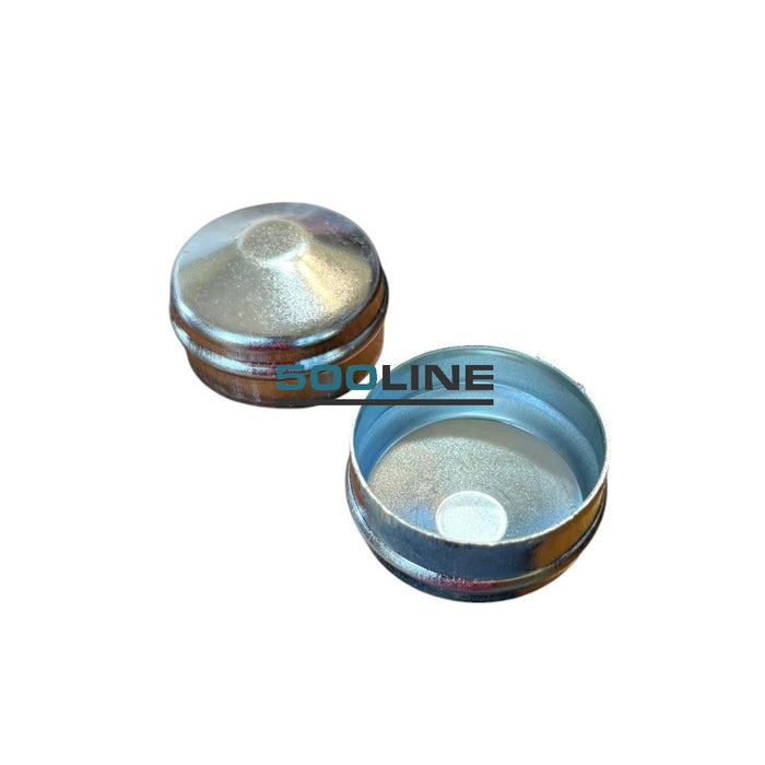 Proteggi la tua Fiat 126 d'epoca con questa coppia di coppette para grasso ruota realizzate con materiali di alta qualità. Resistenti all'usura e agli agenti atmosferici, garantiscono una protezione duratura per i mozzi ruota originali. Perfette per il restauro e la manutenzione del tuo veicolo storico, mantengono l'autenticità estetica mentre offrono prestazioni affidabili. Facili da installare, rappresentano la soluzione ideale per chi non vuole compromessi sulla qualità e la longevità dei componenti del 