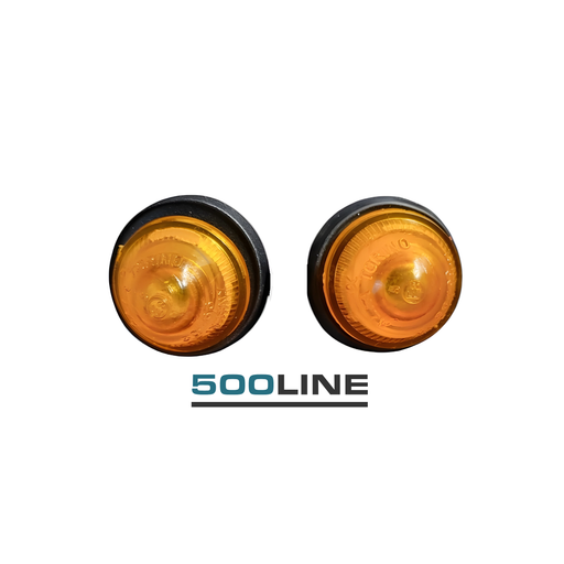 "Coppia di frecce laterali 'lucciole' per Fiat Panda 30, complete di spinotto di collegamento. Perfette per garantire visibilità e sicurezza, queste freccette valorizzano il design vintage della tua auto. Ideali per appassionati di auto classiche che desiderano mantenere il fascino originale della Panda!"