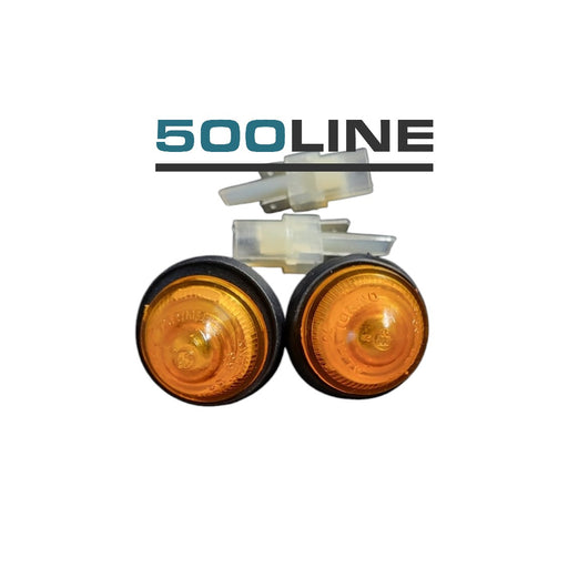 "Coppia di frecce laterali 'lucciole' per Fiat Panda 30, complete di spinotto di collegamento. Perfette per garantire visibilità e sicurezza, queste freccette valorizzano il design vintage della tua auto. Ideali per appassionati di auto classiche che desiderano mantenere il fascino originale della Panda!"