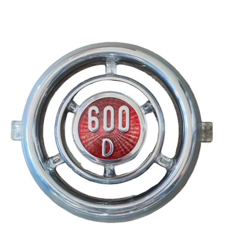 Emblema delantero de plástico cromado Fiat 600 D
