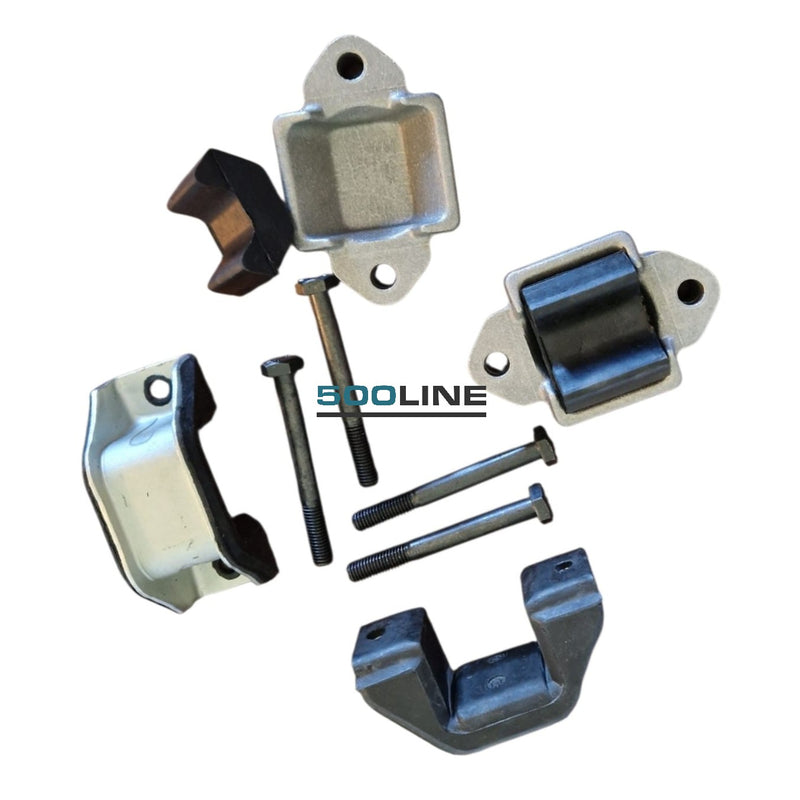 Questo Super Kit supporti Balestra per Fiat 500 e 126 d'epoca include:

2 supporti superiori,
2 supporti inferiori
2 tamponi in gomma per la parte superiore
4 bulloni ad alta resistenza

Realizzato con materiali di alta qualità, garantisce durata e affidabilità per mantenere la stabilità e la sicurezza della sospensione del veicolo storico. Ideale per chi cerca un ricambio robusto e performante.
