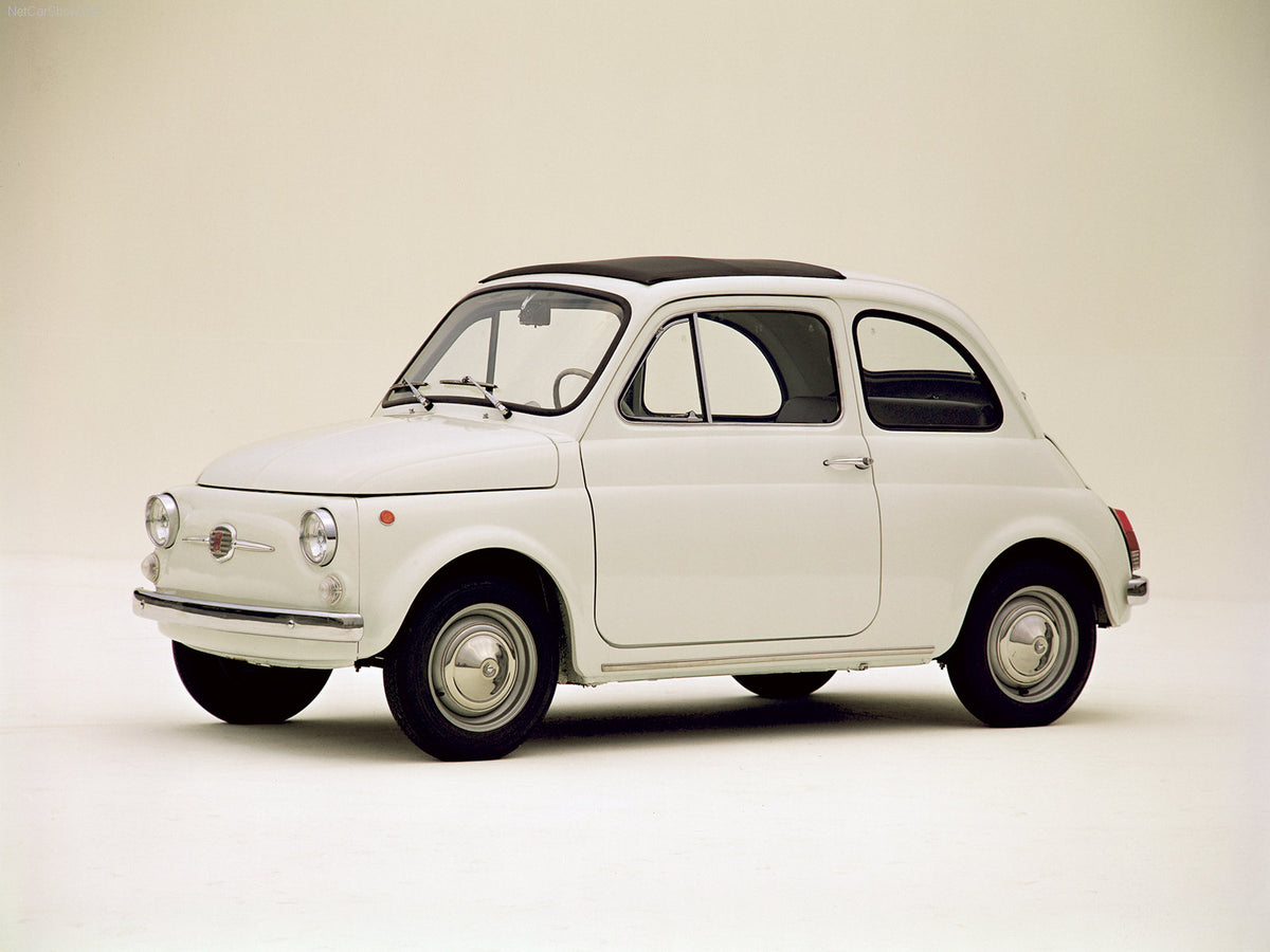 Fiat 500 del 1957 di colore bianco, vista laterale, evidenziando il design compatto e classico dell'auto d'epoca. 500line
