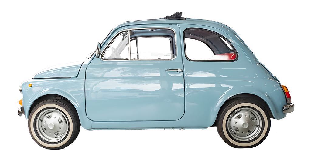 Fiat 500 F celeste, un’auto d’epoca italiana iconica degli anni ’60, su sfondo bianco.