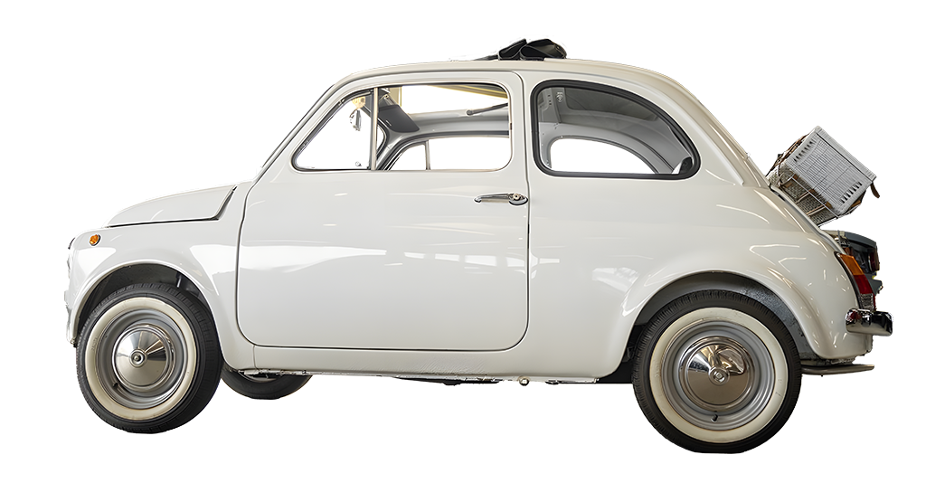 Fiat 500 L bianca, un’auto d’epoca italiana iconica degli anni ’60, su sfondo bianco.