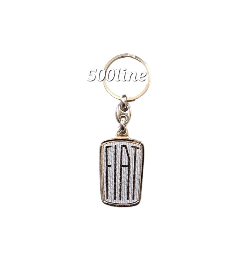 Metalen sleutelhanger met rode achtergrond en Fiat-logo